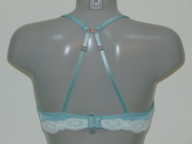 After Eden Lyonne mint soutien-gorge rembourré