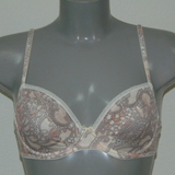 Eva Noveau pêche soutien-gorge sans forme