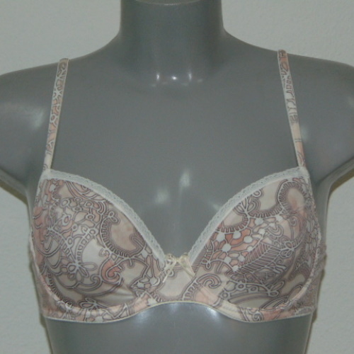 Eva Noveau pêche soutien-gorge sans forme