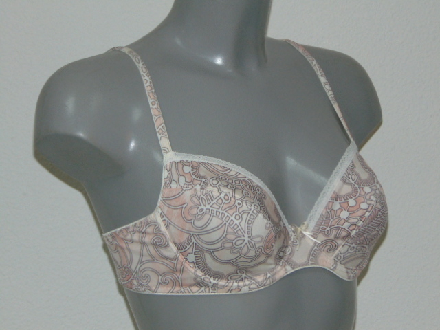 Eva Noveau pêche soutien-gorge sans forme