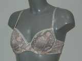 Eva Noveau pêche soutien-gorge sans forme
