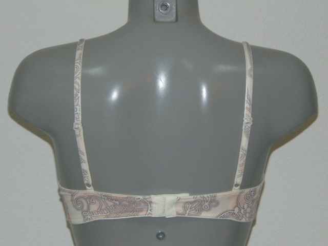 Eva Noveau pêche soutien-gorge sans forme