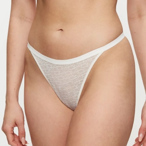 Triomphe Signature Sheer blanc cassé culotte string