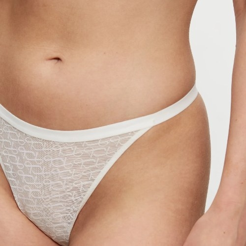 Triomphe Signature Sheer blanc cassé culotte string