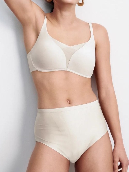 Triomphe Shape Smart blanc cassé shortie